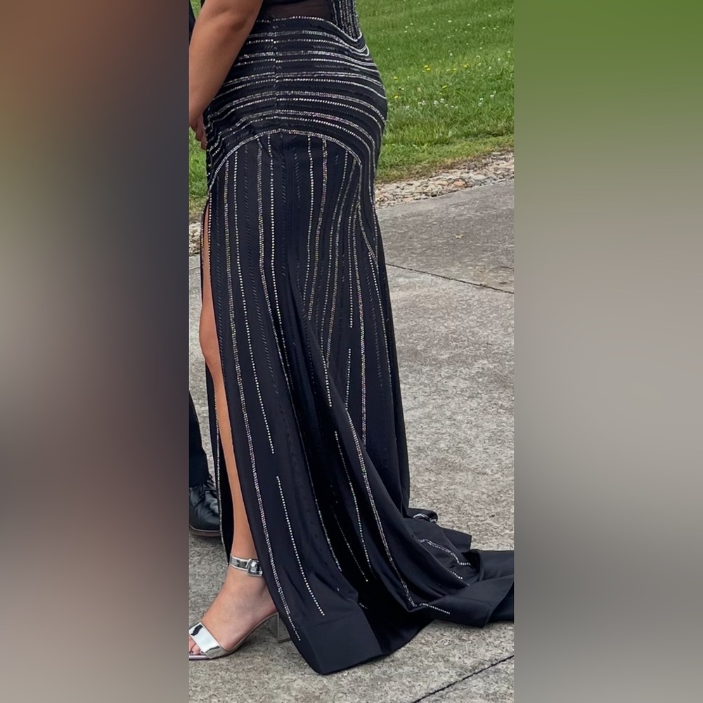 Ellie Wilde Elegant Black Gown with Silver Accents - Picture 6 of 16